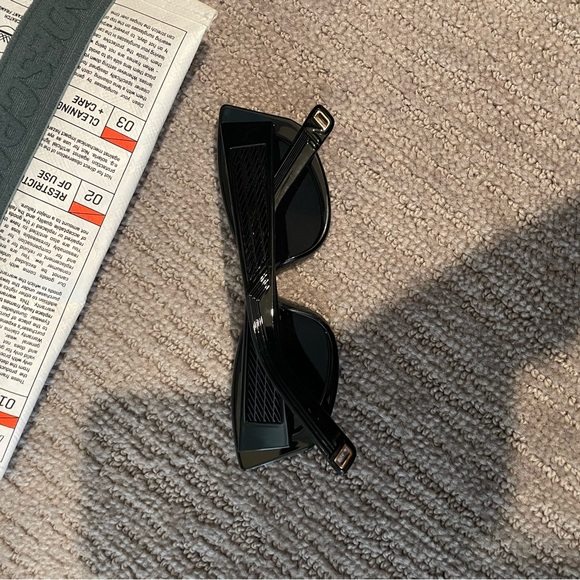 INDESCRATCHABLES SUNGLASSES cat eyed black - Picture 4 of 9